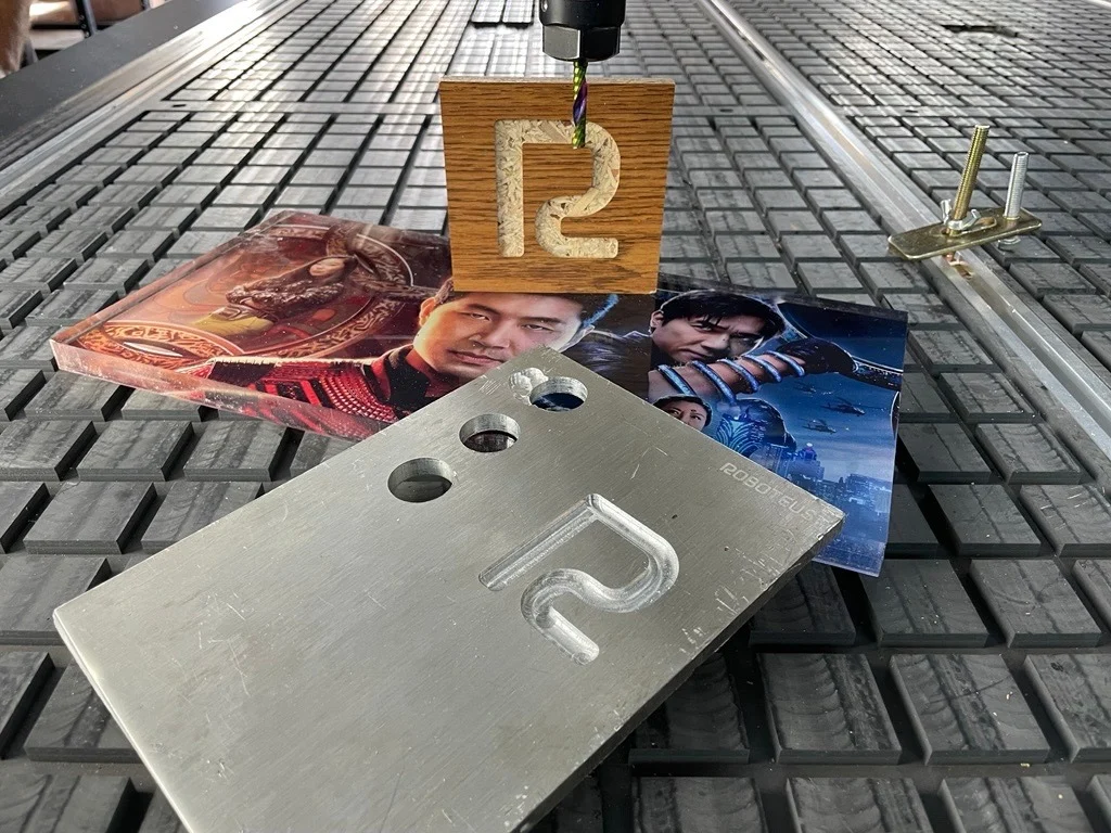 Próbki drewna, MDF-u, akrylu i metalu obrabiane na różnych maszynach CNC